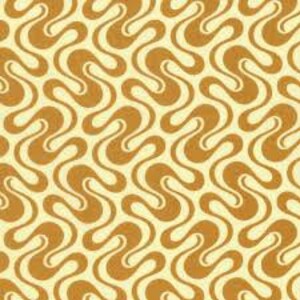Pode incluir: Padrão abstrato com um desenho repetitivo de linhas onduladas marrons sobre um fundo amarelo claro.