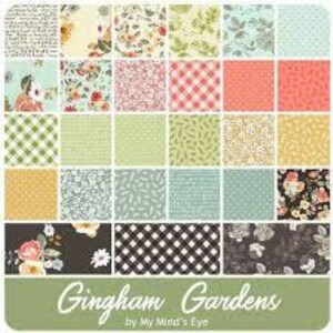 Puede incluir: Una colección de muestras de tela con una variedad de diseños florales, de cuadros y estampados. La paleta de colores incluye tonos de rosa, verde, amarillo y azul. El texto "Gingham Gardens" y "by My Mind's Eye" se muestra en la parte inferior.