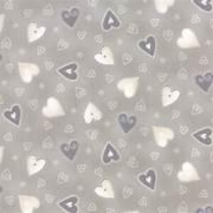 Puede incluir: Una tela con un patrón repetido de corazones blancos y grises de varios tamaños, dispersos sobre un fondo gris claro. Pequeños detalles en forma de corazón gris y puntos llenan los espacios entre los corazones más grandes.