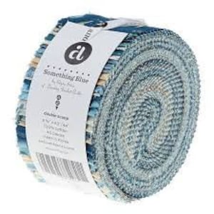 以下が含まれることがあります： 青、ベージュ、白の色合いの生地の切れ端のロール。生地は2.5インチのストリップに事前にカットされており、「Something Blue」とラベル付けされています。Riley Blake Designsによるものです。