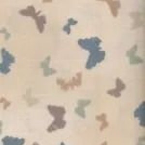 Könnte beinhalten: Ein weißer Stoff mit einem sich wiederholenden Muster aus Schmetterlingen in Blautönen, Braun und Grün.