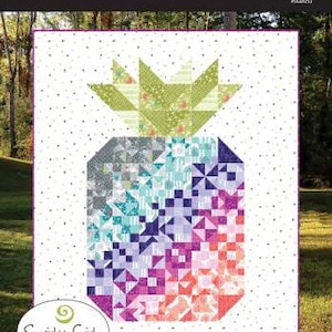 Puede incluir: Un patrón de colcha de piña colorido con un fondo blanco y un patrón de lunares blancos. La piña está hecha de una variedad de telas coloridas en tonos de azul, morado, rosa y naranja. El patrón de la colcha se titula "Pineapple Party" y es de Swirly Girls.