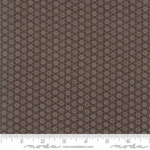 Pode incluir: Uma placa de madeira rústica com o texto "Welcome to our home" em estilo manuscrito. A placa apresenta um acabamento desgastado e um design simples e convidativo, perfeito para uma varanda ou entrada.