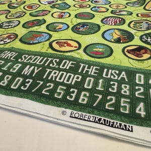 Tela de algodón con insignias con licencia de Robert Kaufman 9636 de Girl Scouts de 1/2 yarda, AGOTADA imagen 2