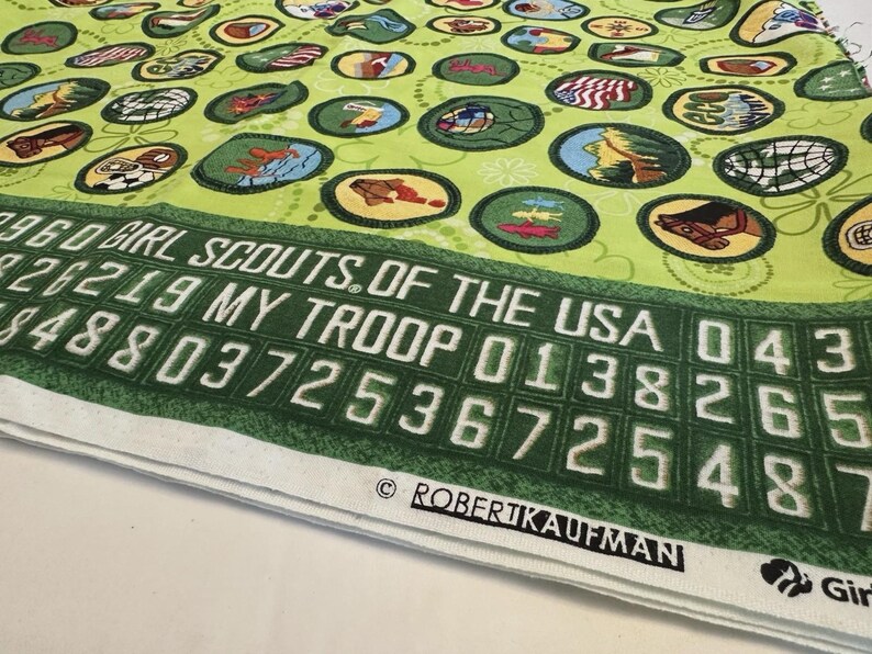 Tela de algodón con insignias con licencia de Robert Kaufman 9636 de Girl Scouts de 1/2 yarda, AGOTADA imagen 2