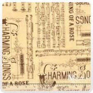 Puede incluir: Una tela beige con un patrón repetido de partituras de música vintage y el texto "Charming Songs of a Rose".