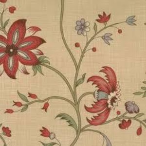Może przedstawiać: Beżowy materiał z kwiatowym wzorem z czerwonymi i zielonymi kwiatami i liśćmi. Kwiaty mają stylizowany wzór z wieloma płatkami.