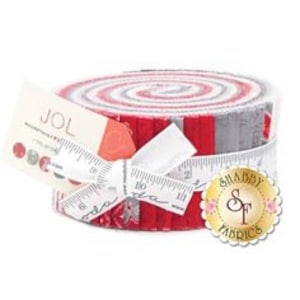 Peut inclure: Un rouleau de tissu rouge, blanc et gris avec une étiquette indiquant "JOL" et un ruban noué autour.
