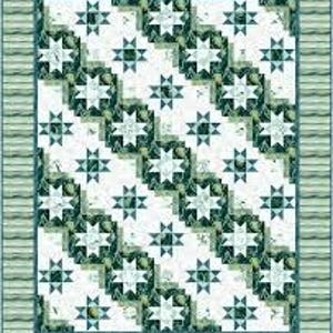 Może przedstawiać: Ręcznie robiona kołdra z powtarzającym się wzorem gwiazd w odcieniach zieleni i bieli. Gwiazdy ułożone są w ukośnych rzędach na białym tle. Kołdra ma pasiastą obwódkę w dopasowanych odcieniach zieleni, tworząc przytulny i dekoracyjny materiał.