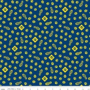 Può includere: Tessuto blu con un motivo ripetuto di impronte di zampe gialle, impronte di scarpe e segnali a forma di diamante. I segnali presentano un simbolo di impronta di zampa. Adatto per progetti a tema animali.