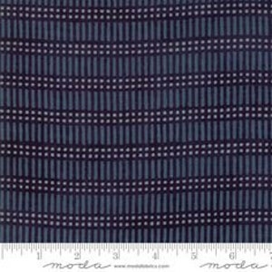 Könnte beinhalten: Ein dunkelblauer Stoff mit einem dezenten weißen und hellblauen Muster. Das Muster besteht aus einer Reihe dünner vertikaler Linien mit kleinen Punkten dazwischen.
