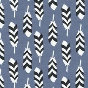 Może przedstawiać: Niebieski materiał z powtarzającym się wzorem białych i czarnych piór. Pióra są stylizowane i mają wzór w chevron.
