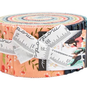 Puede incluir: Un rollo de 40 tiras de tela en una variedad de patrones florales y geométricos, con una gama de colores rosa melocotón, azul y verde. La tela está precortada en tiras de 6,35 cm, perfecta para proyectos de acolchado.