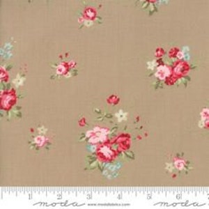 Könnte beinhalten: Ein beigefarbener Stoff mit einem sich wiederholenden Muster aus kleinen rosafarbenen und weißen Blumensträußen.