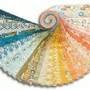 Könnte beinhalten: Ein Stoffstreifen-Set in Fächerform angeordnet, das einen Farbverlauf von tiefem Petrol und Blau bis hin zu sanftem Gelb, Orange und Creme aufweist. Jeder Stoffstreifen zeigt ein einzigartiges Muster, darunter florale, geometrische und botanische Motive.