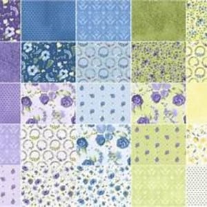 Puede incluir: Una colección de 25 cuadrados de tela con varios patrones florales en tonos de morado, azul, verde y amarillo. Las telas son perfectas para acolchar, manualidades y otros proyectos de costura.