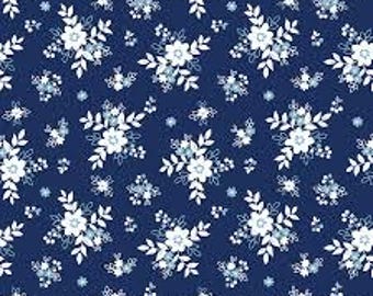 Bouquet SIMPLY COUNTRY 1/2 yard C13411-NAVY par Tasha Noel pour Riley Blake Designs