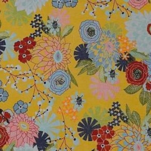 Może przedstawiać: Żywy wzór kwiatowy na żółtym tle. Projekt przedstawia duże, stylizowane kwiaty w odcieniach czerwieni, niebieskiego, różu i bieli, z zielonymi liśćmi i ciemnoniebieskimi akcentami. Całość tworzy wesoły i kolorowy wzór tekstylny.