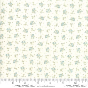 Porzellan 1/2 Yard 3 Schwestern - Blauer Nebel - Winzige Blümchen - Moda Out of Print Baumwollstoff gequiltet