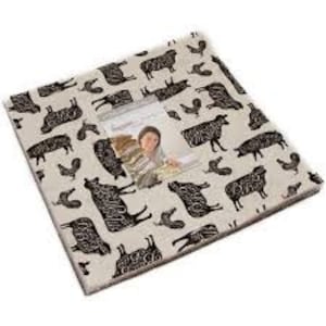 Pode incluir: Um bloco de tecido para quilt com um padrão preto e branco de animais de fazenda, incluindo vacas, porcos, ovelhas e galinhas em um fundo creme.