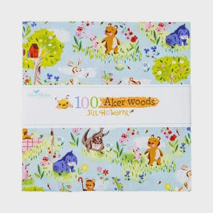 Pode incluir: Uma pilha de quadrados de tecido com fundo azul claro e um padrão repetitivo de ursos, burros e coelhos de desenho animado numa floresta. Uma faixa de papel branco envolve o centro com o texto 100 Aker Woods Jill Howarth impresso.