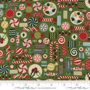 Pode incluir: Um tecido verde com um padrão repetido de vários doces de Natal, incluindo bengalas de caramelo, pirulitos, balas de goma e doces embrulhados.