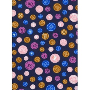 Puede incluir: Una tela azul marino con un patrón repetitivo de círculos rosas, morados y marrones con números y símbolos. Los números incluyen 1, 5, 10, 25 y 50.