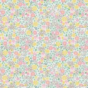 Puede incluir: Una tela azul claro con un patrón repetitivo de gatos blancos, flores rosas y flores amarillas.