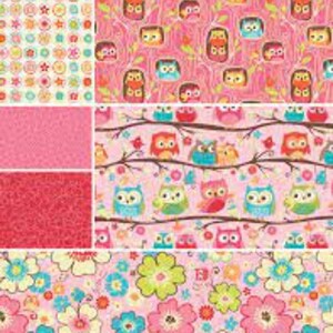 Puede incluir: Un conjunto de seis cuadrados de tela rosa y blanca con diferentes patrones. Los patrones incluyen búhos, flores y rayas. La tela es perfecta para acolchar, manualidades y otros proyectos de costura.