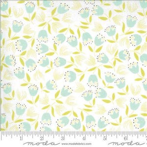 Può includere: Tessuto bianco con un motivo ripetuto di fiori blu chiaro e foglie verdi. Il tessuto ha una sottile punteggiatura gialla su tutta la superficie.