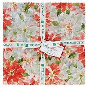 Può includere: Una pila di pezzi di tessuto quadrati legati con un nastro bianco che riporta il testo Wilmington Prints. Il tessuto presenta un motivo floreale in stile acquerello con fiori di poinsettia rossi e bianchi, foglie verdi e accenti grigi su sfondo bianco.