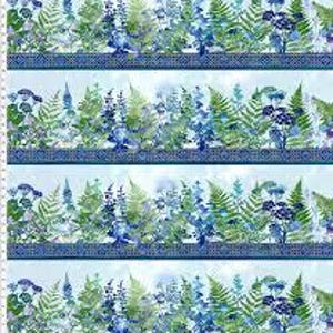 Può includere: Un motivo di tessuto senza cuciture che presenta un design ripetitivo di fogliame blu e verde, tra cui felci e altre piante a foglia. Lo sfondo è blu chiaro con un effetto acquerello sottile.