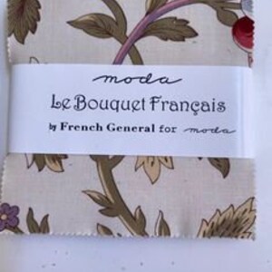 Puede incluir: Un cuadrado de tela con un patrón floral en tonos verdes, rojos y morados sobre un fondo crema. La tela está etiquetada "moda Le Bouquet Francais by French General for moda".