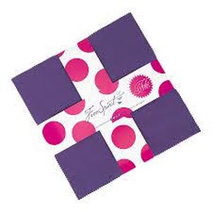 Puede incluir: Un paquete cuadrado con fondo blanco con grandes lunares rosas y cuatro cuadrados morados. El paquete tiene el texto "Teen Spirit" en una fuente cursiva y un logotipo circular rosa.