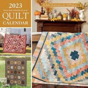 Puede incluir: Calendario de edredones de 2023 con varios diseños de edredones. El calendario incluye imágenes de edredones con patrones geométricos y decoración con temática otoñal. La portada muestra el texto "2023 Quilt Calendar" y "Toast Patchwork Place".