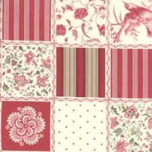 Op de afbeelding: Een patchwork stof met verschillende patronen, waaronder bloemen, strepen en stippen. De stof is overwegend wit met rode accenten.