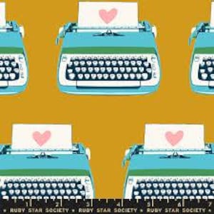 Könnte beinhalten: Wiederholendes Muster aus türkisblauen Schreibmaschinen mit weißen Tasten und Papier mit einem rosa Herzen. Die Schreibmaschinen haben grüne Akzente vor einem senfgelben Hintergrund. Der Text "RUBY STAR SOCIETY" befindet sich am unteren Bildrand.