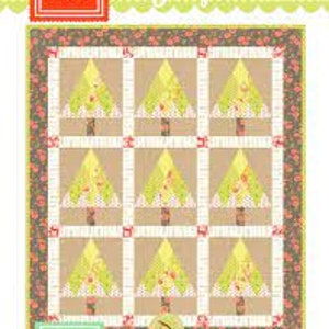 Puede incluir: Un patrón de colcha con un diseño repetitivo de nueve árboles estilizados verdes y amarillos con acentos blancos. Los árboles están colocados sobre un fondo marrón con un borde floral. El patrón se titula "Juniper" y está etiquetado como "Mini".