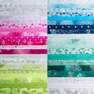 Puede incluir: Una colección de 20 tiras de tela en varios colores y patrones, incluyendo rosa, azul, verde y blanco. Las tiras de tela están dispuestas en filas, con cada fila presentando un patrón diferente. Las tiras de tela tienen todas aproximadamente 6,35 cm de ancho.
