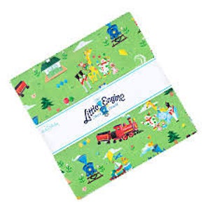 Könnte beinhalten: Ein Pack mit 42 vorgefertigten Stoffquadraten mit einer Größe von 5 Zoll, die einen grünen Hintergrund mit einem fantasievollen Zug, Tieren und anderen festlichen Designs zeigen. Die Stoffquadrate sind Teil der Kollektion "Little Engine That Could".
