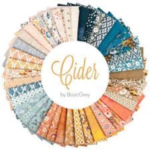 Könnte beinhalten: Eine kreisförmige Anordnung gefalteter Stoffmuster in einer Farbpalette aus Creme, Orange, Gelb und Blaugrün. Die Stoffe weisen verschiedene geometrische und florale Muster auf. Ein weißes, rundes Etikett in der Mitte zeigt den Text Cider by BasicGrey.