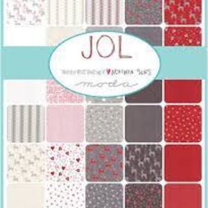 Peut inclure: Un paquet de 24 carrés de tissu présentant une variété de motifs, notamment rouge, blanc, gris et rose. Les motifs comprennent des rennes, des cœurs, des rayures et des pois. Les carrés de tissu sont étiquetés "JOL" et "Moda Fabrics".
