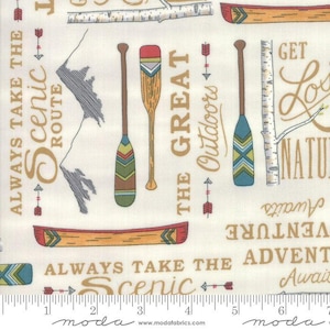 Puede incluir: Tela de color crema con un patrón repetido de canoas, remos, flechas y texto. El texto incluye frases como "Always Take the Scenic Route" y "The Great Outdoors". El diseño tiene un tema rústico y al aire libre.