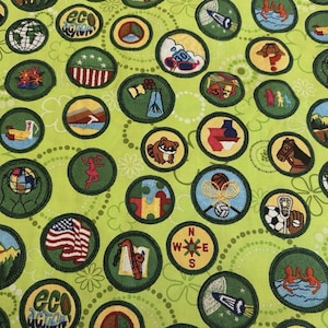 Tela de algodón con insignias con licencia de Robert Kaufman 9636 de Girl Scouts de 1/2 yarda, AGOTADA imagen 1