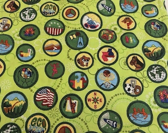 Tela de algodón con insignias con licencia de Robert Kaufman 9636 de Girl Scouts de 1/2 yarda, AGOTADA