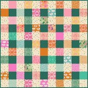 Puede incluir: Un edredón de patchwork colorido con un patrón de cuadrícula. El edredón presenta cuadrados en varios colores, incluyendo verde azulado, rosa, naranja y crema, con diseños de tela estampada. El edredón está bordeado con una tela verde oscuro.