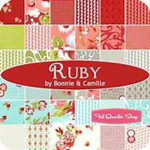 Pode incluir: Um patchwork de quadrados de tecido em vários padrões e cores, incluindo vermelho, verde e azul-petróleo. A palavra "RUBY" é exibida em um oval vermelho, com "by Bonnie & Camille" abaixo. Um pequeno retângulo rosa diz "Fat Quarter Shop".