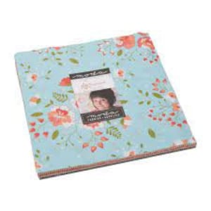 Peut inclure: Un lot de carrés de tissu avec un motif floral dans les tons de bleu, orange et vert. Le tissu est orné d'un motif répété de fleurs et de feuilles. Une étiquette avec une photo est apposée.