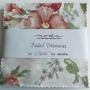 Puede incluir: Paquete de encantos de tela Moda Faded Memories de 3 Sisters para Moda. El paquete presenta un fondo blanco con un patrón floral en tonos rosa, verde y azul.