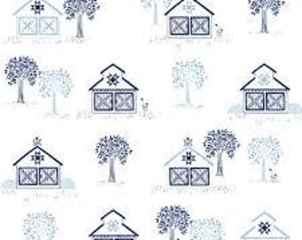 Peut inclure: Un motif répétitif de granges et d'arbres bleus et blancs. Les granges ont un motif en croix sur le devant et sont entourées d'arbres aux branches feuillues. Le fond est blanc.